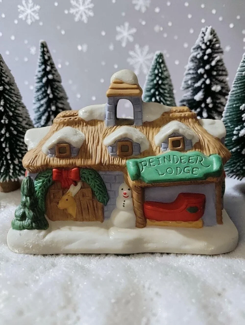 Vtg 94 Avon Santa Town Reindeer Lodge Ceramic Christmas Village Light Up